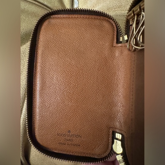 AUTHENTIC Louis Vuitton Monogram Key Cles Case with all 6 hooks present - Picture 5 of 11